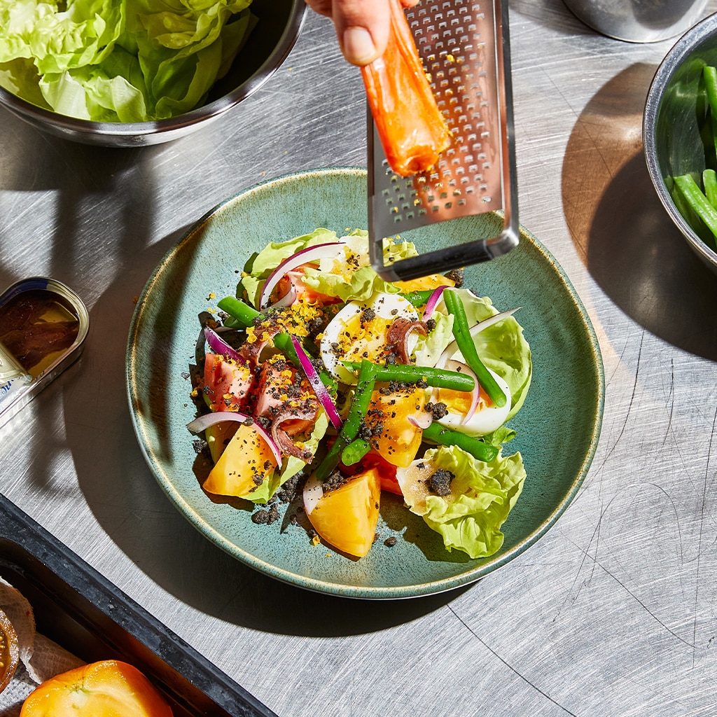 Salată Niçoise cu Bottarga și crumble de măsline negre Salată Niçoise cu Bottarga și crumble de măsline negre